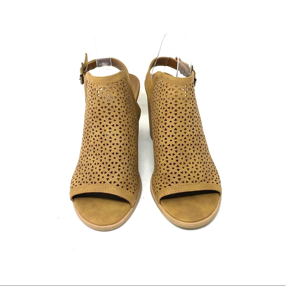 Universal Thread Sandals - image 2